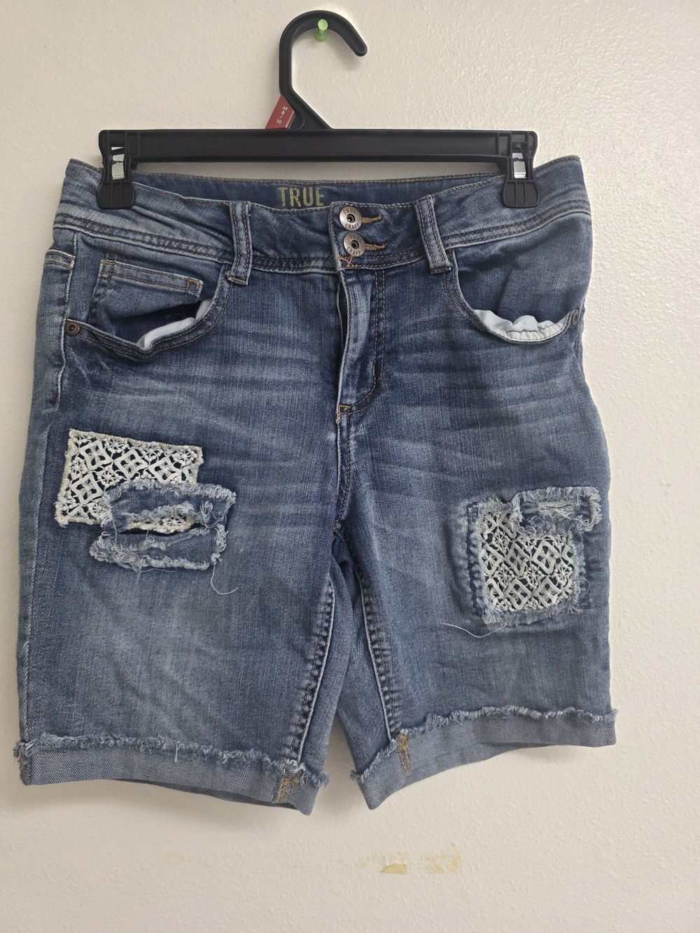 True Craft Blue Crochet Patch Distressed Denim Shorts (0451)